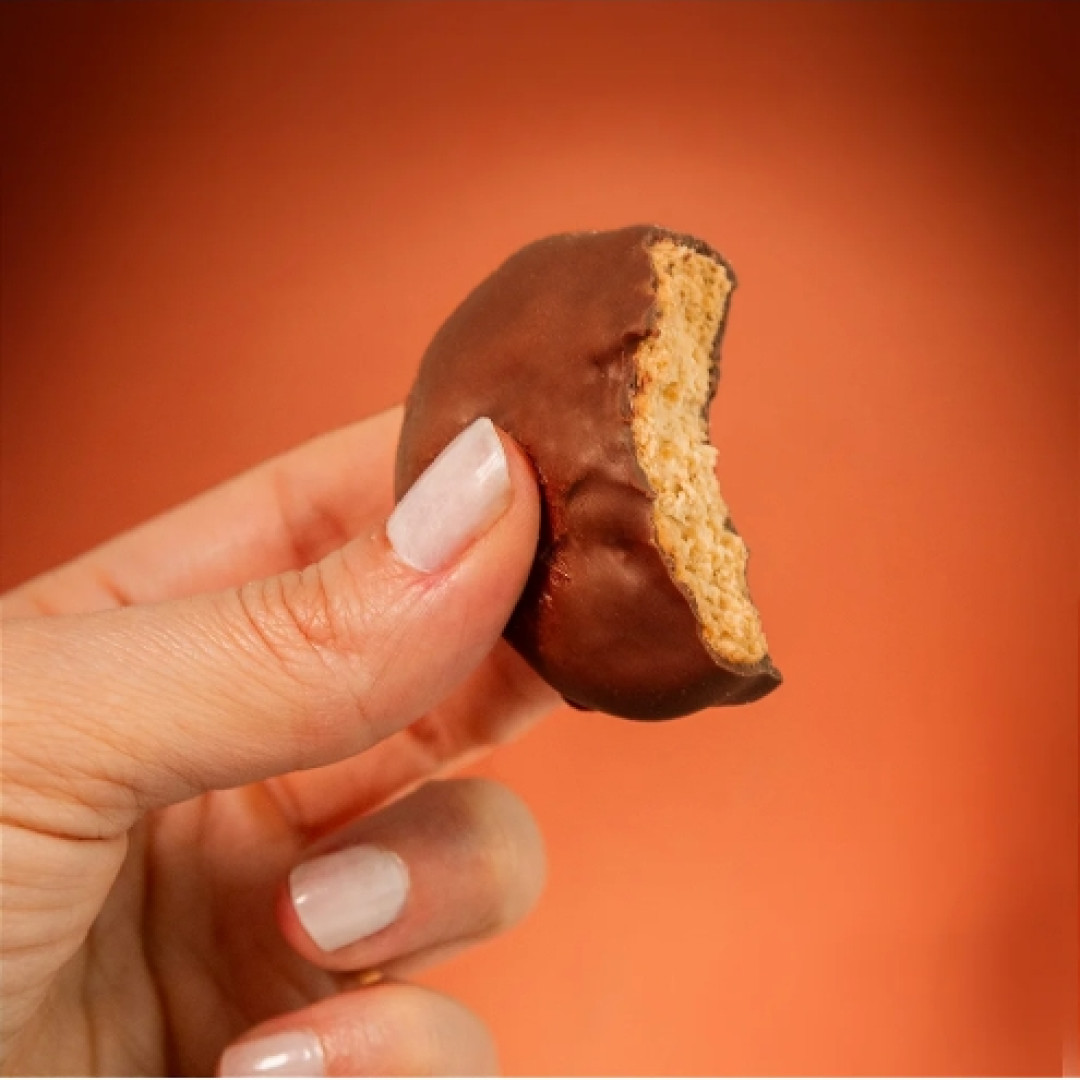 Biscoito Natural de Castanhas de Baru Banhado no Chocolate Ao Leite 44% cacau Majucau | 120g